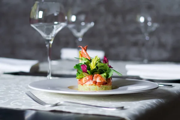 Krab vlees voorgerecht, zeevruchten delicatesse in restaurant interieur — Stockfoto