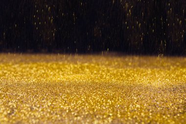Altın glitter kum yağmur doku siyah, soyut arka plan üzerinde.