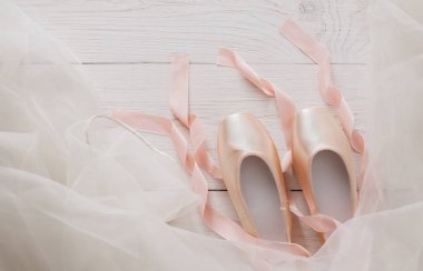 Pembe bale pointe Ayakkabı ve Beyaz ahşap zemin üzerinde tutu