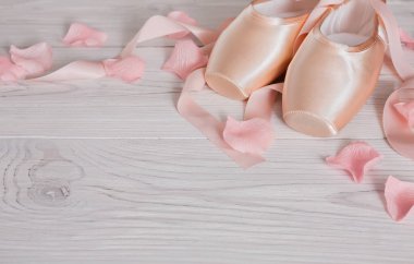 Beyaz ahşap zemin üzerinde pembe bale pointe Ayakkabı