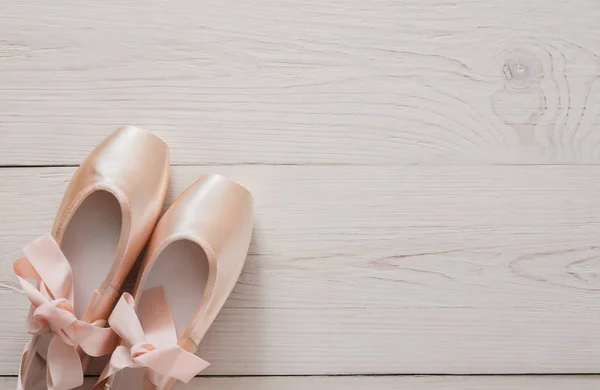 Ροζ παπούτσια μπαλέτου pointe σε άσπρο φόντο ξύλου — Φωτογραφία Αρχείου