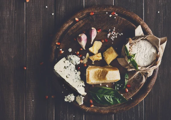 無作法な木、青ロック フォール、ブリー、パルメザン チーズの delikatessen — ストック写真