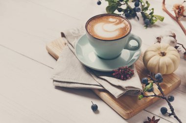 Kabak spice latte. Beyaz ahşap zemin üzerinde kahve fincanı