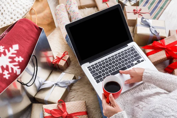 Frau macht Weihnachtseinkäufe online mit Laptop, oben Ansicht — Stockfoto