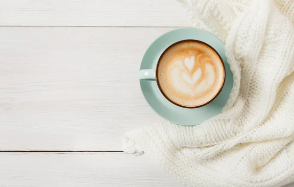 Winter-Cappuccino-Kaffeetasse auf weißem Holz Hintergrund — Stockfoto