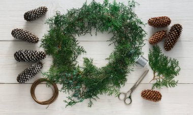 Yaratıcı DIY hobi. El yapımı craft Noel dekorasyon, süsleme ve çelenk