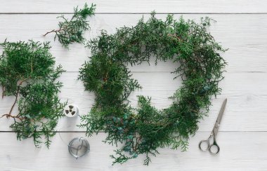 Yaratıcı DIY hobi. El yapımı craft Noel dekorasyon, süsleme ve çelenk