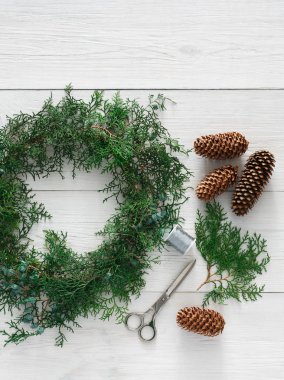 Yaratıcı DIY hobi. El yapımı craft Noel dekorasyon, süsleme ve çelenk