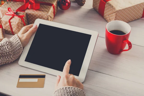 Женщина Рождество покупки онлайн с кредитной картой — стоковое фото