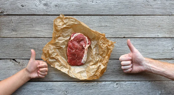 Steak de boeuf cru sur fond de table en bois foncé, vue de dessus — Photo