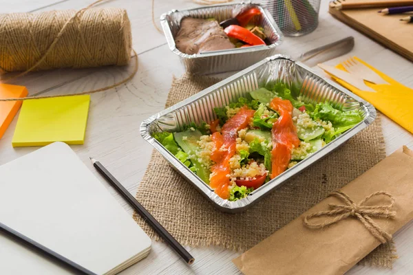 Υγιεινά τρόφιμα στο πλαίσιο αλουμινίου για τραπέζι εργασίας, διατροφή έννοια. — Φωτογραφία Αρχείου