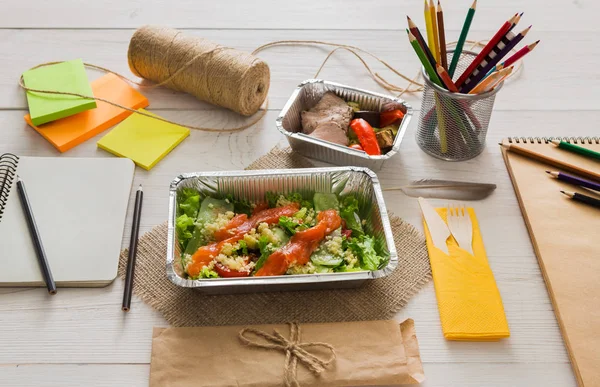 Здорова їжа в коробці з фольги на робочому столі, концепція дієти . — стокове фото