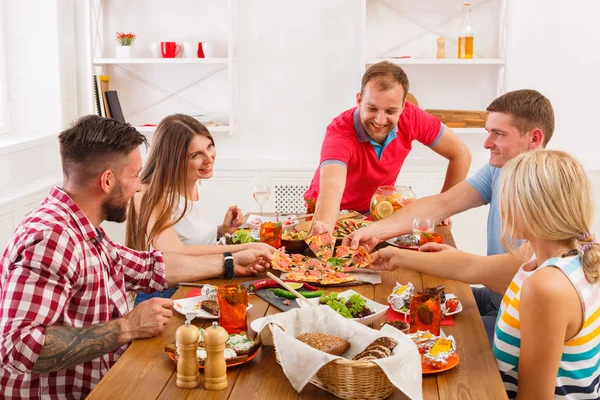 People eat pizza at festive table dinner party — Stock Photo, Image