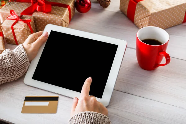 Mujer compras de Navidad en línea con una tarjeta de crédito —  Fotos de Stock