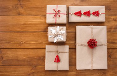 Ahşap üzerine hediye kutuları, Kraft kağıt içinde Noel hediyeleri