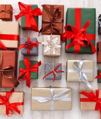 Bir sürü hediye kutuları arka plan, Noel gazetede sunar.