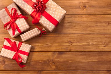 Ahşap çerçeve arka plan üzerinde hediye kutuları sunar