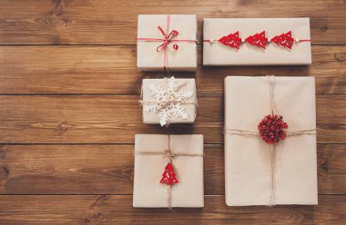 Ahşap üzerine hediye kutuları, Kraft kağıt içinde Noel hediyeleri