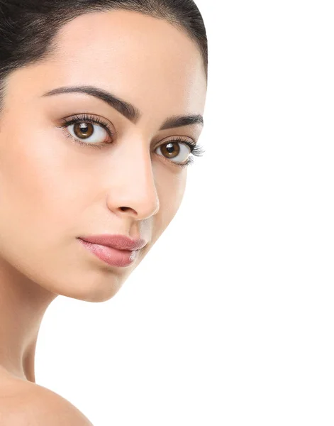 Piękna dziewczyna indyjski z doskonałej skóry, czyszczenie twarzy — Zdjęcie stockowe