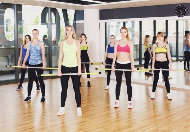 Grup genç kadını fitness sınıfı