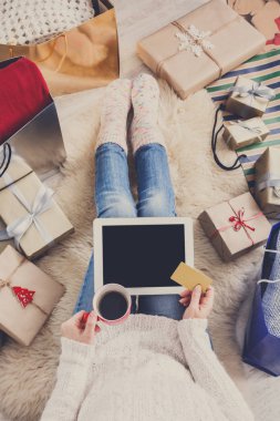 Noel alışveriş online görünümünün üst tablet ile kadın yapar