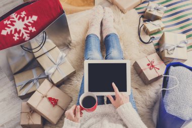 Noel alışveriş online görünümünün üst tablet ile kadın yapar