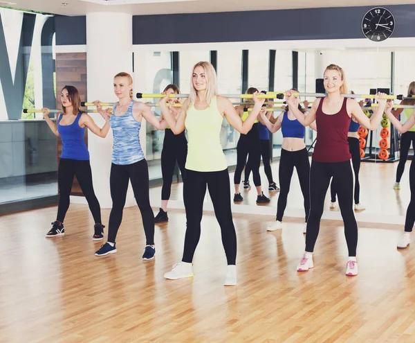 Groep van jonge vrouwen in de fitness-klasse — Stockfoto