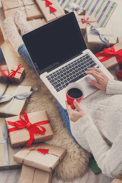 Frau macht Weihnachtseinkäufe online mit Laptop, oben Ansicht — Stockfoto
