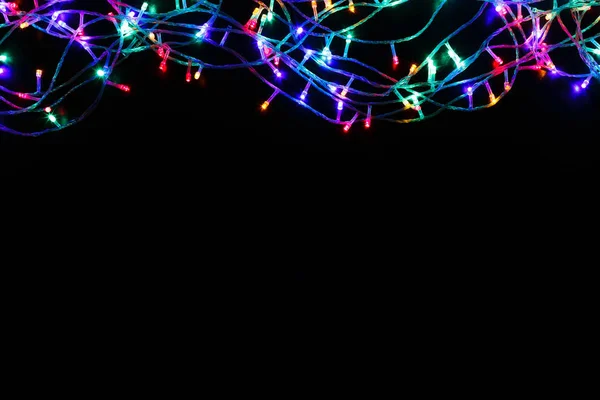Χριστουγεννιάτικα φώτα που συνορεύουν με μαύρο φόντο — Φωτογραφία Αρχείου