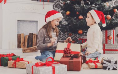 Mutlu çocuklar santa şapka çıkartıyorum Noel hediyeleri