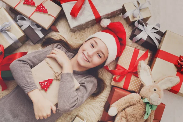 Bambino felice con scatole regalo di Natale e regali, vista dall'alto — Foto Stock