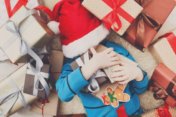 Criança feliz com caixas de presente de Natal e presentes, vista superior — Fotografia de Stock