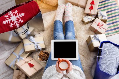 Kadın alışveriş online kredi kartıyla, üstten görünüm