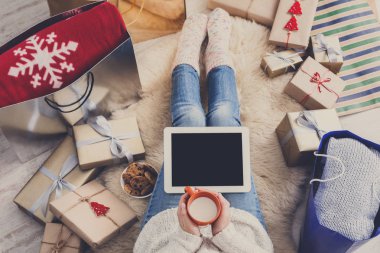 Kadın alışveriş online kredi kartıyla, üstten görünüm