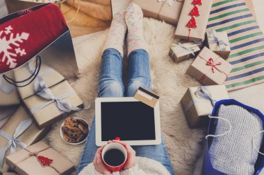 Noel alışveriş online görünümünün üst dizüstü bilgisayar ile kadın yapar