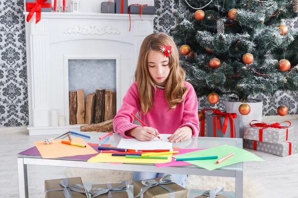 Hermosa chica escribiendo carta a santa, espera la Navidad —  Fotos de Stock