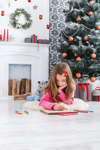 Hermosa chica escribiendo carta a santa, espera la Navidad —  Fotos de Stock