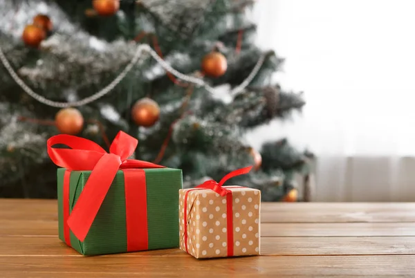 Karácsonyi ajándék, berendezett szoba háttér, ünnep fogalma — Stock Fotó
