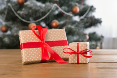 Noel hediyesi dekore edilmiş ağaç arka planda, tatil kavramı