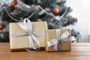 Noel hediyesi dekore edilmiş ağaç arka planda, tatil kavramı