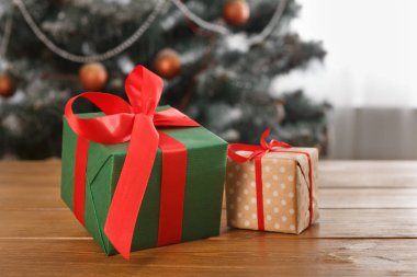 Noel hediyesi dekore edilmiş ağaç arka planda, tatil kavramı