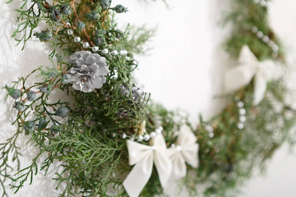 Guirnalda decorada de Navidad Beatiful del árbol de thuja —  Fotos de Stock