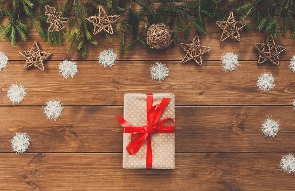 Decoración de Navidad, caja de regalo y marco de guirnalda fondo — Foto de Stock