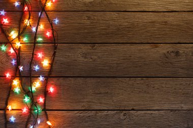 Noel ışıkları ahşap arka plan üzerinde kenarlık