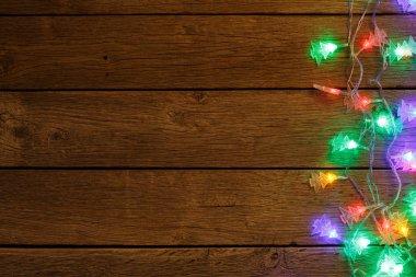 Noel ışıkları ahşap arka plan üzerinde kenarlık