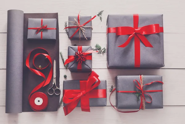 Geschenkverpakking. Verpakking van moderne kerstcadeau in vakken — Stockfoto