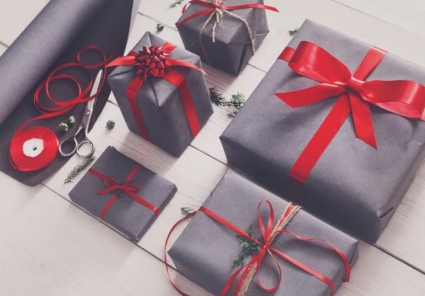 Geschenkverpakking. Verpakking van moderne kerstcadeau in vakken — Stockfoto