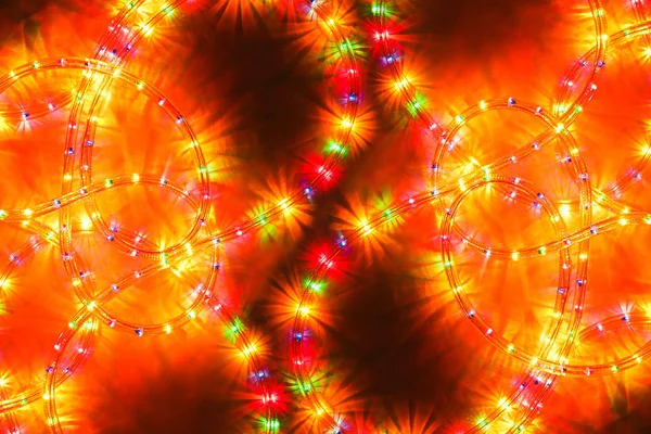 Цветные светлые рождественские гирлянды подсветка фона, несосредоточены . — стоковое фото