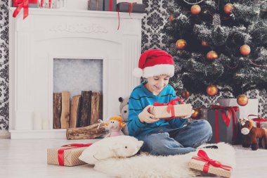 Yakışıklı Santa şapka çıkartıyorum Noel hediyesi