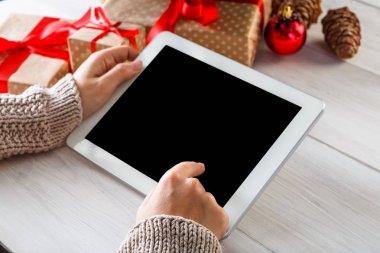 Kadın Noel tablet ile online alışveriş